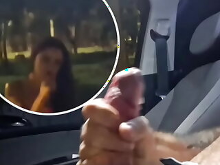 Gozei masturbando olhando pra gostosa bantam ponto de &ocirc;nibus&excl;