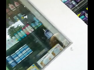 Caminando por influenza calle encontr&eacute; una linda chica con shor sexy